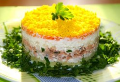 Слоеный салат с курицей «Нежность»