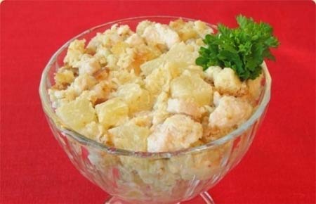 Гавайский с курицей, ананасом и орехами